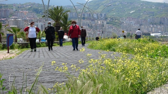 Trabzon'da 65 yaş ve üzeri vatandaşlar uzun bir aradan sonra sokağa 7