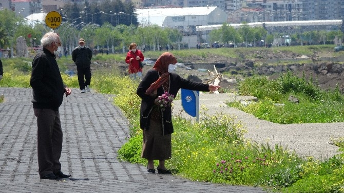 Trabzon'da 65 yaş ve üzeri vatandaşlar uzun bir aradan sonra sokağa 9