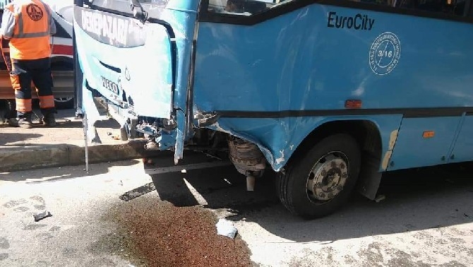 Rize'de halk otobüsü ile kamyonet çarpıştı: 1 ölü, 6 yaralı 1