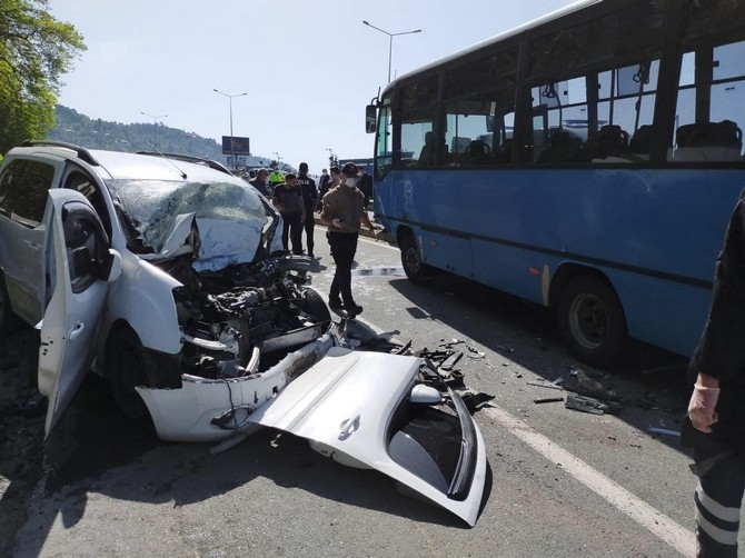 Rize'de halk otobüsü ile kamyonet çarpıştı: 1 ölü, 6 yaralı 5