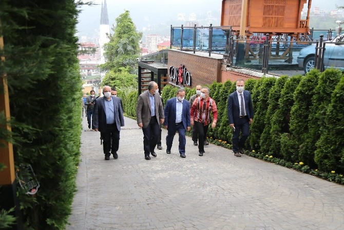Vali Çeber ve Belediye Başkanı Metin yaş çay topladı 15