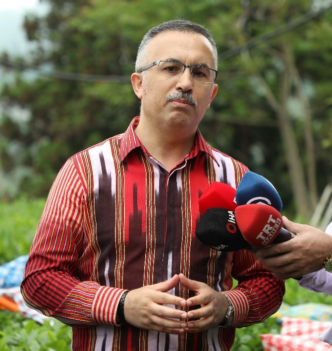 Vali Çeber ve Belediye Başkanı Metin yaş çay topladı 26