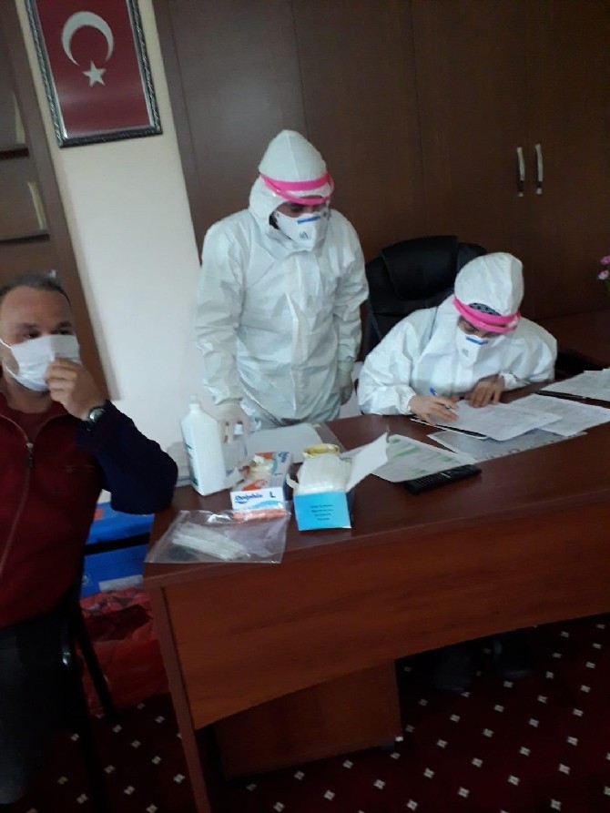 Rize'ye gelen çay üreticilerine Kovid-19 testi yapılıyor 13