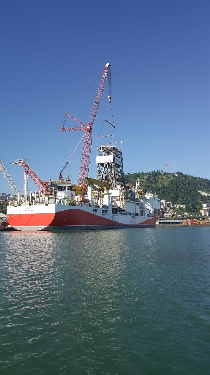 Trabzon Limanı’na demirleyen Fatih Sondaj Gemisinin sökülen kulelerinin  11