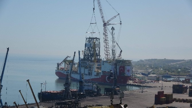 Trabzon Limanı’na demirleyen Fatih Sondaj Gemisinin sökülen kulelerinin  2
