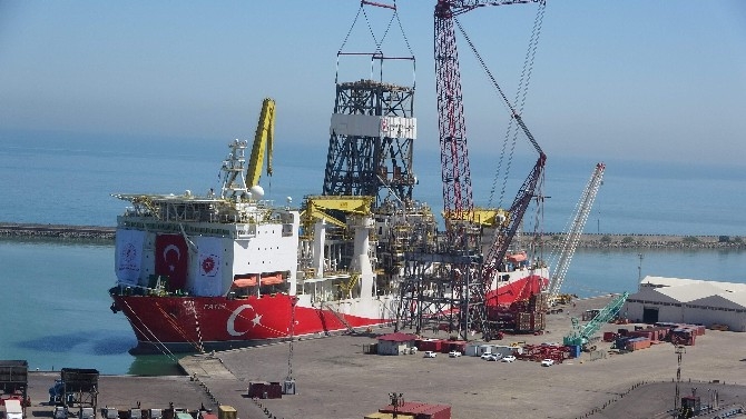 Trabzon Limanı’na demirleyen Fatih Sondaj Gemisinin sökülen kulelerinin  3