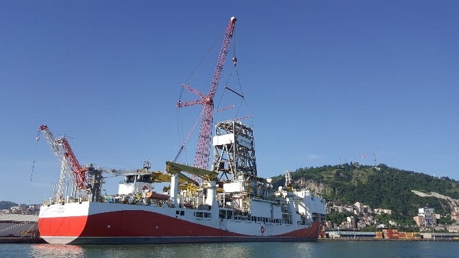 Trabzon Limanı’na demirleyen Fatih Sondaj Gemisinin sökülen kulelerinin  9