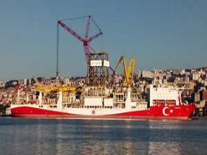 Trabzon Limanı’na demirleyen Fatih Sondaj Gemisinin sökülen kulelerinin 