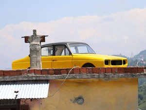 Rize'de Eşinin Hatırasını Yaşatmak İçin Sattırmadığı Otomobil Çatıy