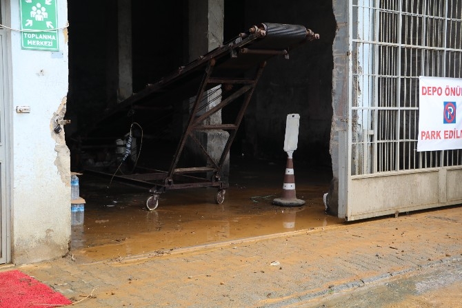 İyidere'de Şiddetli Yağış 15 İş Yerini Su Bastı 10