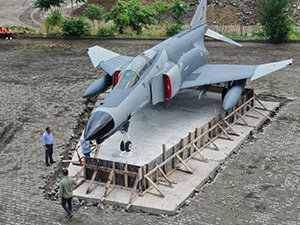 F4 Fantom Savaş Uçağı Rize'ye Kondu