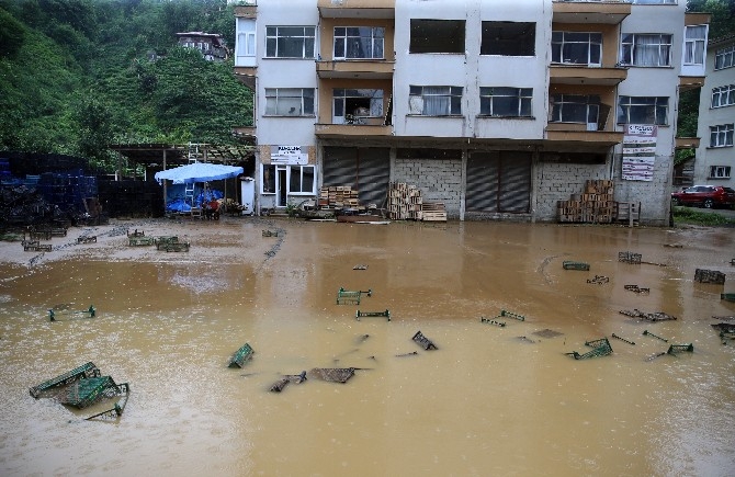 Rize'deki şiddetli yağışın ardından hasar tespit, yol açma ve tahli 10