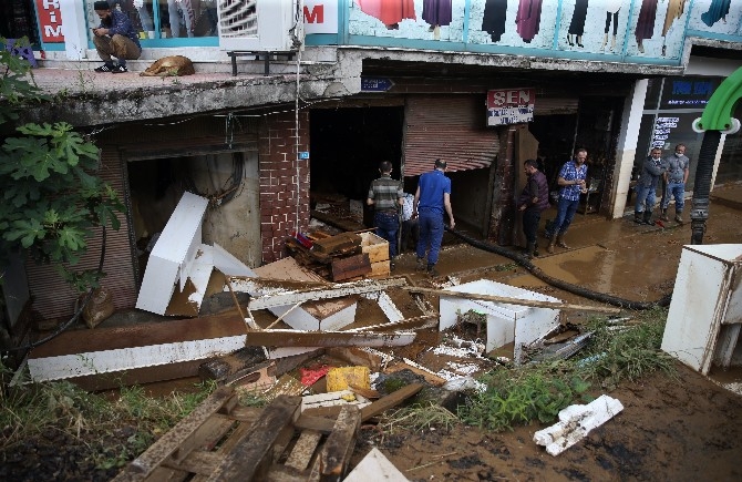 Rize'deki şiddetli yağışın ardından hasar tespit, yol açma ve tahli 12