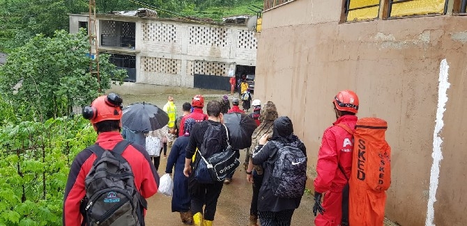 Rize'deki şiddetli yağışın ardından hasar tespit, yol açma ve tahli 2