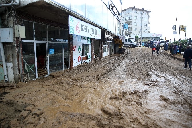Rize'deki şiddetli yağışın ardından hasar tespit, yol açma ve tahli 5