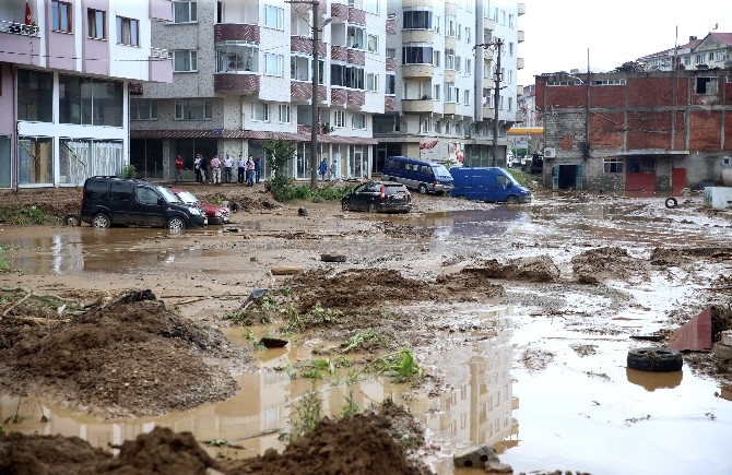 Rize'deki şiddetli yağışın ardından hasar tespit, yol açma ve tahli 8
