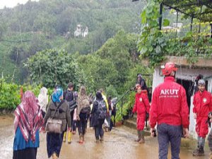 Rize'deki şiddetli yağışın ardından hasar tespit, yol açma ve tahli