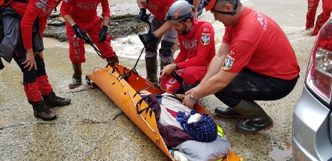 Rize'deki selde mahsur kalan 100 kişi tahliye edildi 2