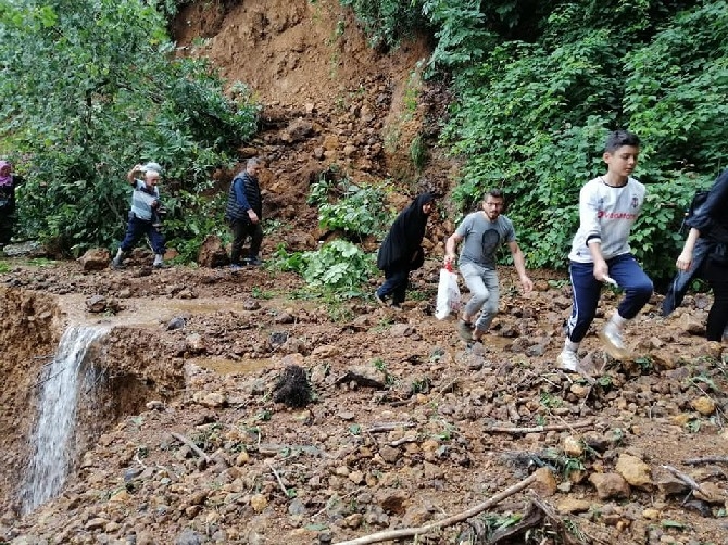 Ağaran Şelesi’nde mahsur kalan 3’ü bebek 49 kişi kurtarıldı 8