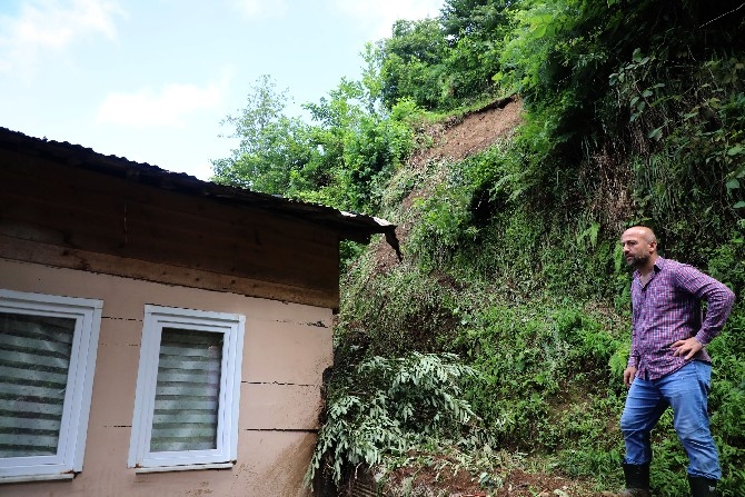 Rize'de Selde Duvarı Çöken Evde Yaralanan Genç, 1,5 Yaşındaki Karde 1