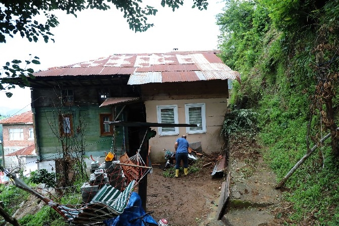 Rize'de Selde Duvarı Çöken Evde Yaralanan Genç, 1,5 Yaşındaki Karde 2