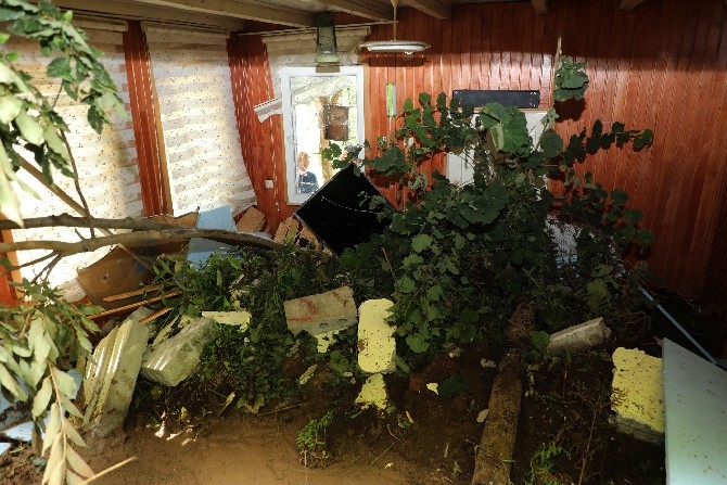 Rize'de Selde Duvarı Çöken Evde Yaralanan Genç, 1,5 Yaşındaki Karde 3