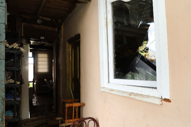 Rize'de Selde Duvarı Çöken Evde Yaralanan Genç, 1,5 Yaşındaki Karde 4