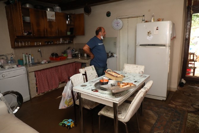 Rize'de Selde Duvarı Çöken Evde Yaralanan Genç, 1,5 Yaşındaki Karde 5