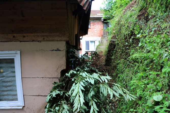 Rize'de Selde Duvarı Çöken Evde Yaralanan Genç, 1,5 Yaşındaki Karde 7