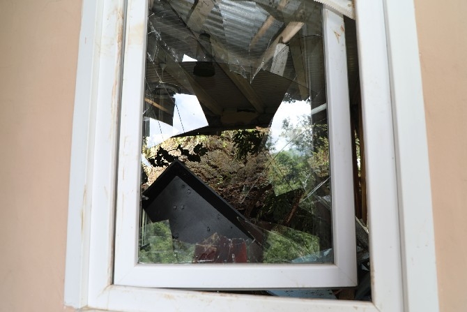 Rize'de Selde Duvarı Çöken Evde Yaralanan Genç, 1,5 Yaşındaki Karde 9