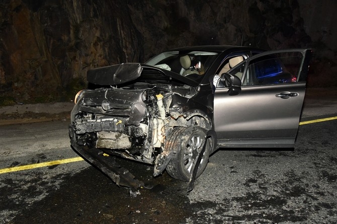 Gümüşhane'de iki otomobil çarpıştı: 1 ölü, 4 yaralı 10