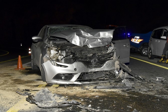 Gümüşhane'de iki otomobil çarpıştı: 1 ölü, 4 yaralı 8
