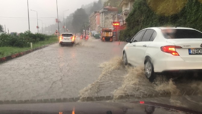 Rize'de yağmurla kayan toprağın altına aldığı otomobildeki 4 kişi k 13