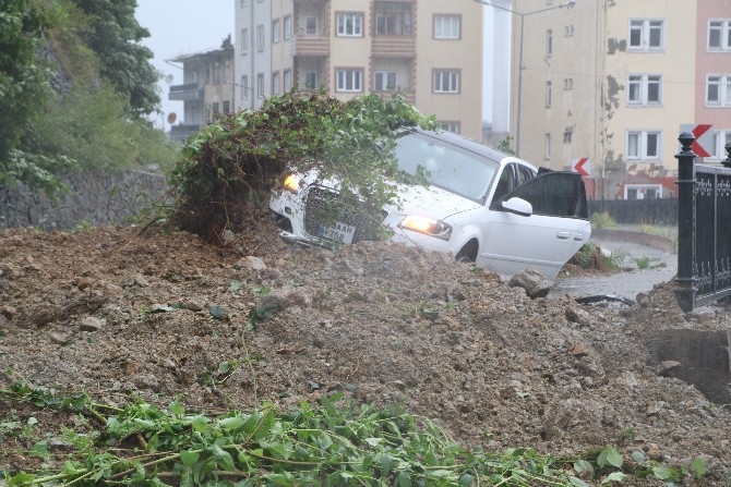 Rize'de yağmurla kayan toprağın altına aldığı otomobildeki 4 kişi k 16