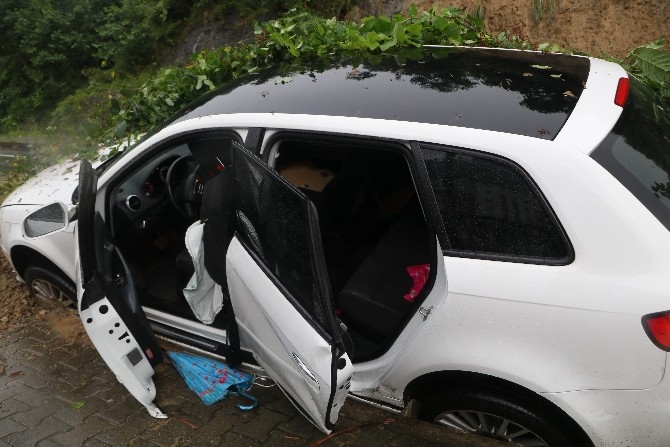 Rize'de yağmurla kayan toprağın altına aldığı otomobildeki 4 kişi k 17