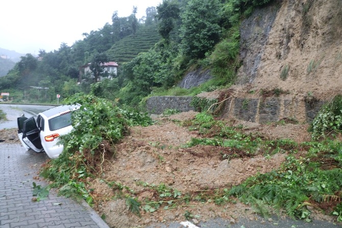 Rize'de yağmurla kayan toprağın altına aldığı otomobildeki 4 kişi k 18