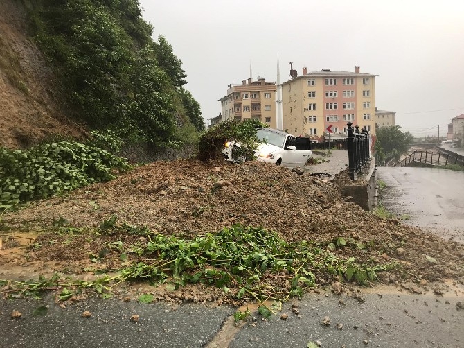 Rize'de yağmurla kayan toprağın altına aldığı otomobildeki 4 kişi k 3