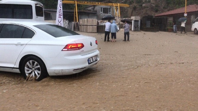 Rize'de yağmurla kayan toprağın altına aldığı otomobildeki 4 kişi k 4