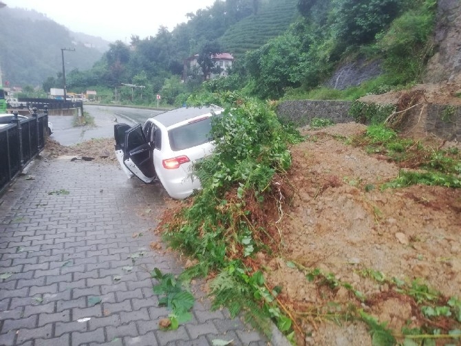 Rize'de yağmurla kayan toprağın altına aldığı otomobildeki 4 kişi k 6