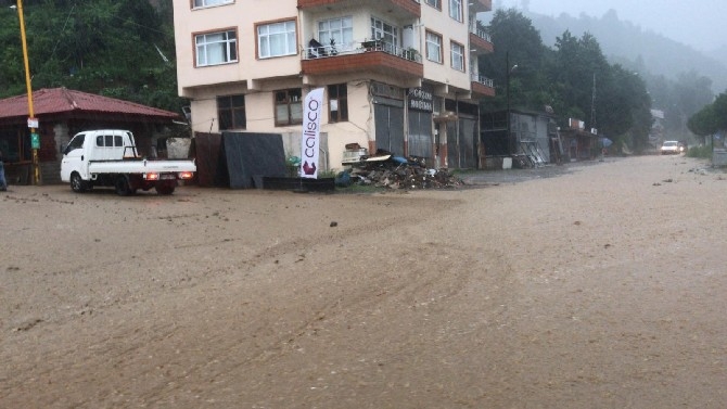 Rize'de yağmurla kayan toprağın altına aldığı otomobildeki 4 kişi k 9