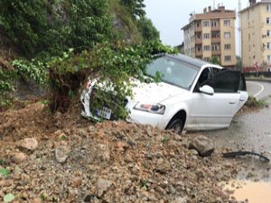 Rize'de yağmurla kayan toprağın altına aldığı otomobildeki 4 kişi k