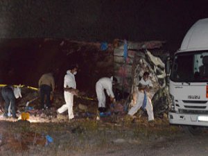 Patlayıcı yüklü kamyon devrildi: 2 ölü