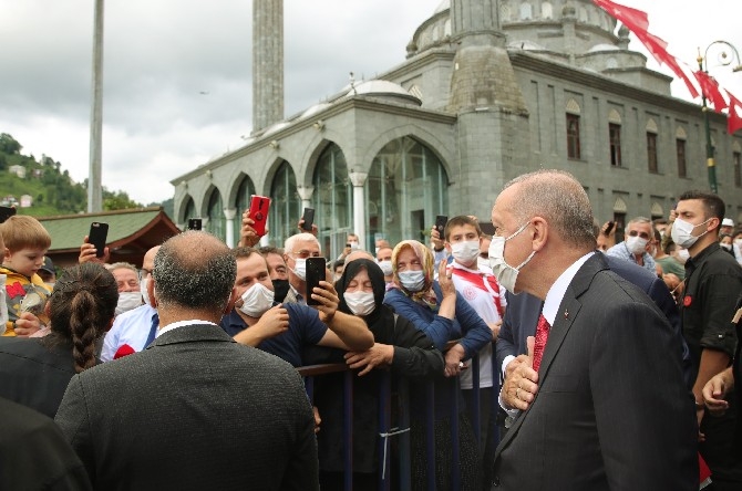 Cumhurbaşkanı Erdoğan Güneysu'da vatandaşları selamladı 1