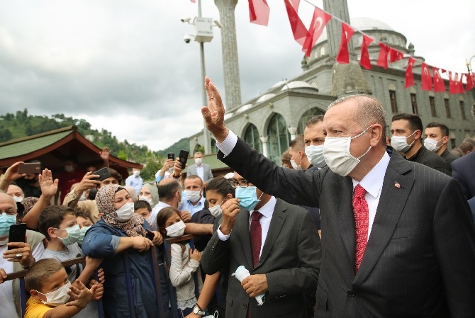 Cumhurbaşkanı Erdoğan Güneysu'da vatandaşları selamladı 2