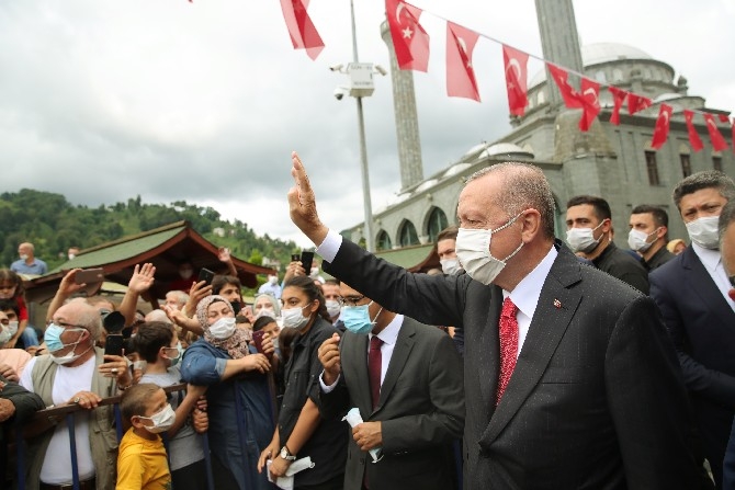 Cumhurbaşkanı Erdoğan Güneysu'da vatandaşları selamladı 3
