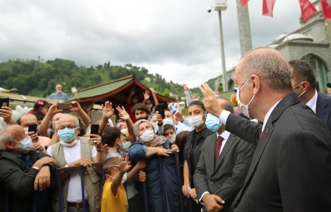 Cumhurbaşkanı Erdoğan Güneysu'da vatandaşları selamladı 4