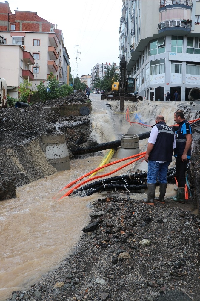 Trabzon'da sağanak hayatı olumsuz etkiledi 8