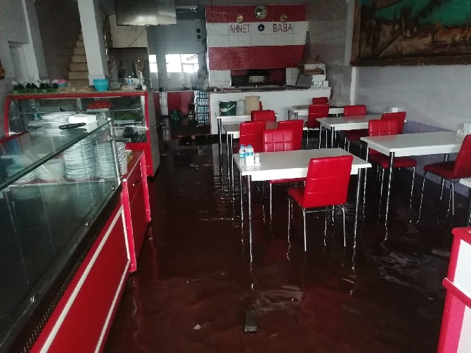 Samsun'da şiddetli yağış su baskınlarına yol açtı 11