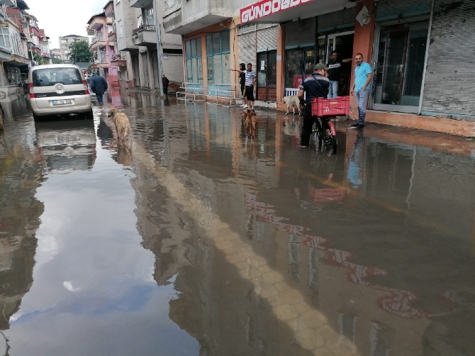Samsun'da şiddetli yağış su baskınlarına yol açtı 18