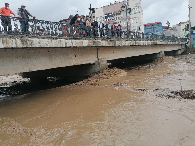 Samsun'da şiddetli yağış su baskınlarına yol açtı 30